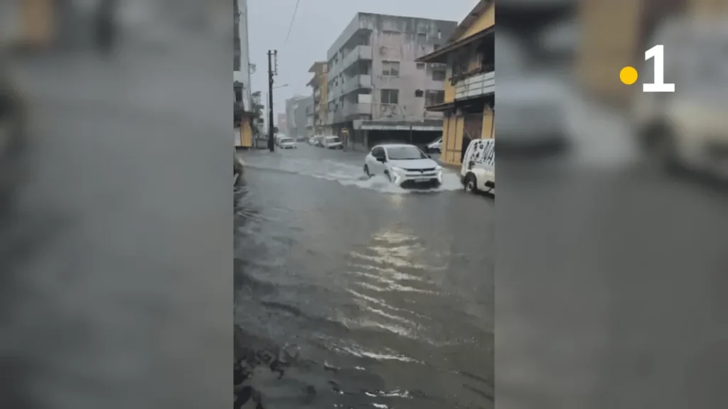 Météo : inondations à Cayenne, les fortes pluies touchent la route de l'est.
