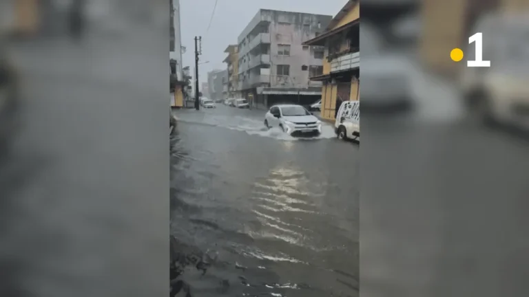 Météo : inondations à Cayenne, les fortes pluies touchent la route de l'est.
