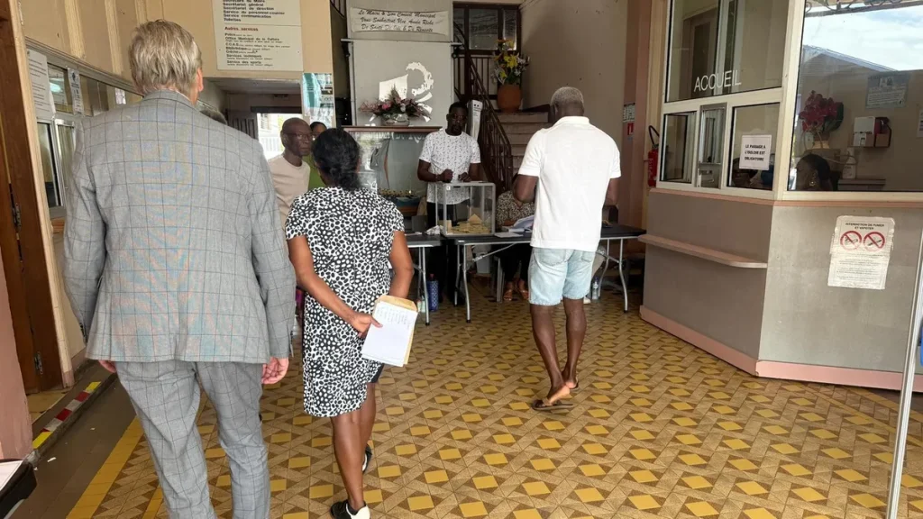 Municipales 2026 en Martinique : faible participation au Robert à la mi-journée, commission de contrôle présente