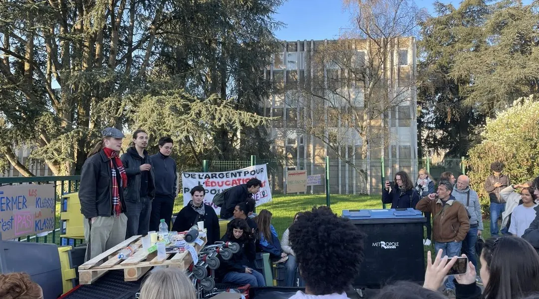 « On veut défendre les profs » : des centaines de lycéens de René-Descartes à Rennes mobilisés