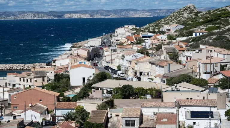 Une voiture tombe dans la mer à Marseille après une chute de dix mètres avec quatre occupants