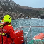 L’énorme balise du Taureau échouée sur l’île Milliau, en Côtes-d’Armor