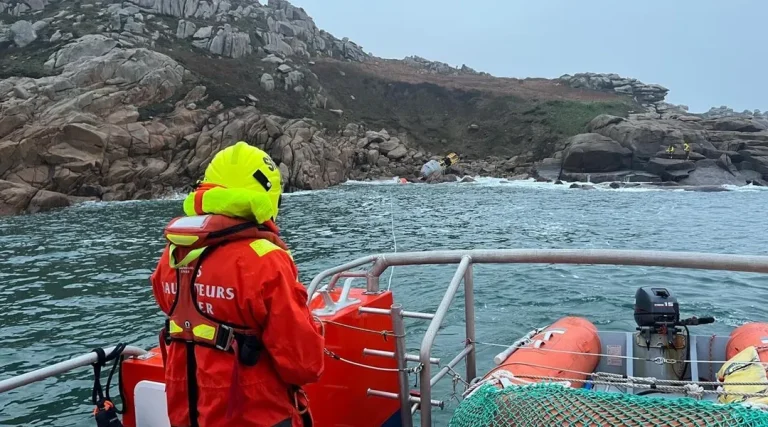L’énorme balise du Taureau échouée sur l’île Milliau, en Côtes-d’Armor