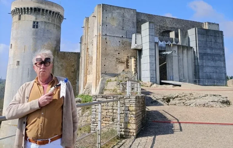 Cet acteur d’Harry Potter en visite dans la région, a fait étape à la fromagerie Graindorge,