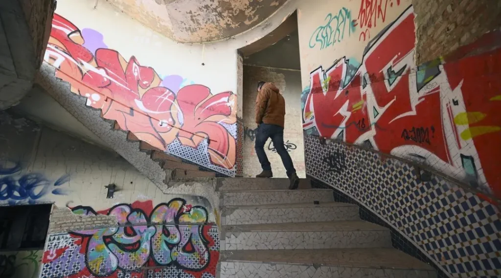 À Charleroi, un artiste guide les touristes fans d’urbex