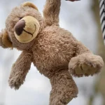 Une mère de 20 ans incarcérée pour maltraitance sur ses deux filles, son compagnon également