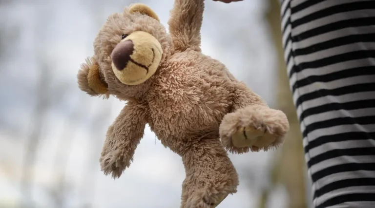 Une mère de 20 ans incarcérée pour maltraitance sur ses deux filles, son compagnon également