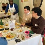 Pour attirer les restaurateurs, ils cuisinent et servent dans un restaurant éphémère