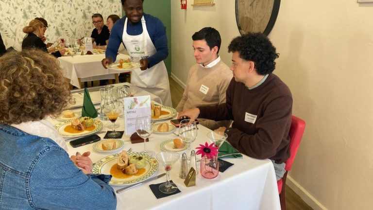 Pour attirer les restaurateurs, ils cuisinent et servent dans un restaurant éphémère