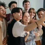 Comprendre la tendance 'Six Seven' sur les réseaux sociaux et son impact intergénérationnel