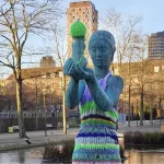 Des tricoteuses au Danemark habillent des statues de femmes nues pour sensibiliser