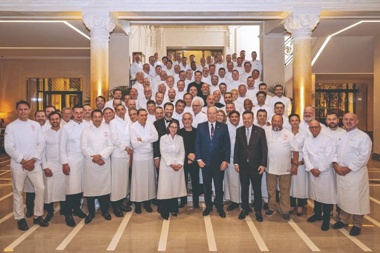 Le prince Albert de Monaco au milieu de 110 chefs venus célébrer la sortie du Guide Michelin France et Monaco à l’“Hôtel de Paris Monte-Carlo”. Photo © FLORIAN JEFFROY/SPACE VISUALS