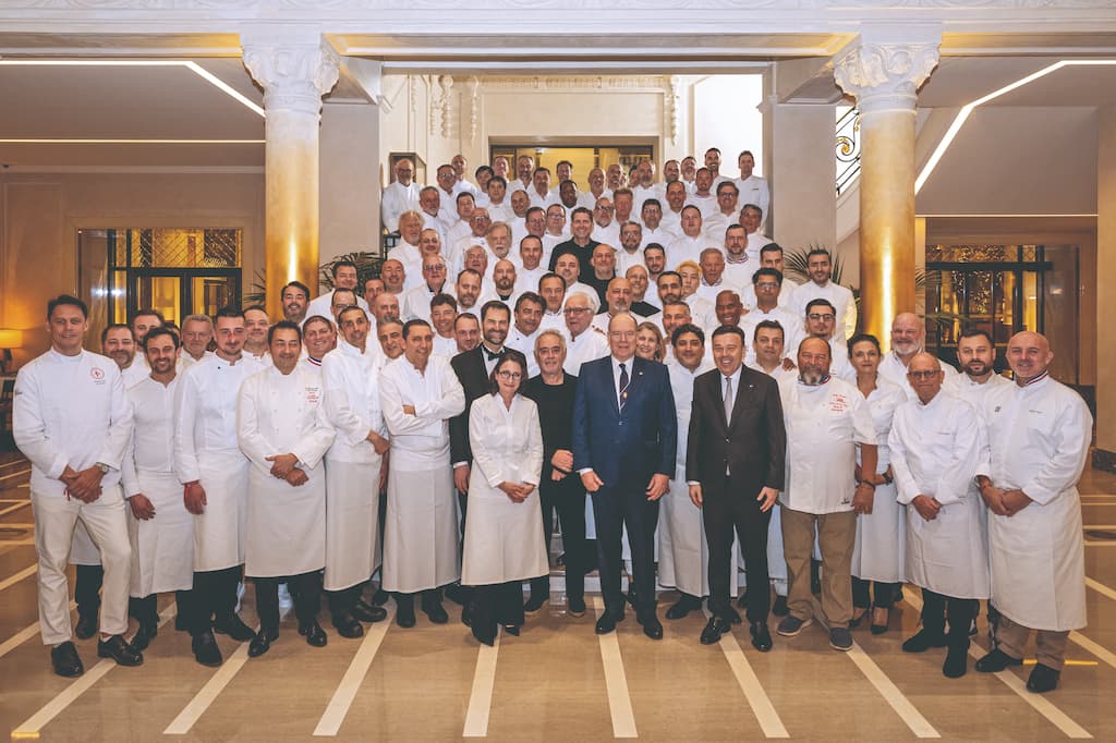 Le prince Albert de Monaco au milieu de 110 chefs venus célébrer la sortie du Guide Michelin France et Monaco à l’“Hôtel de Paris Monte-Carlo”. Photo © FLORIAN JEFFROY/SPACE VISUALS