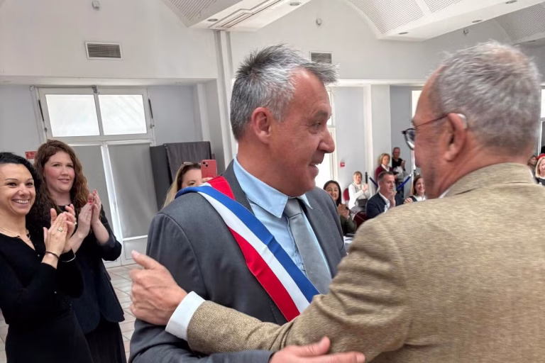 Pierre Luciano reçoit son écharpe de maire pour préparer Saint-Cyr à l'avenir