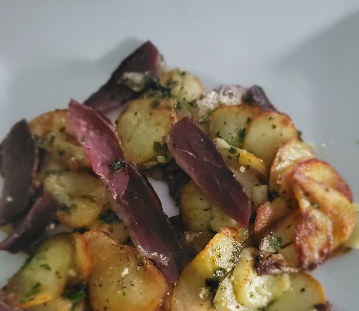 Pommes de terre sarladaises accompagnées de magret de canard séché