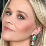Reese Witherspoon célèbre ses 50 ans en robe scintillante à franges
