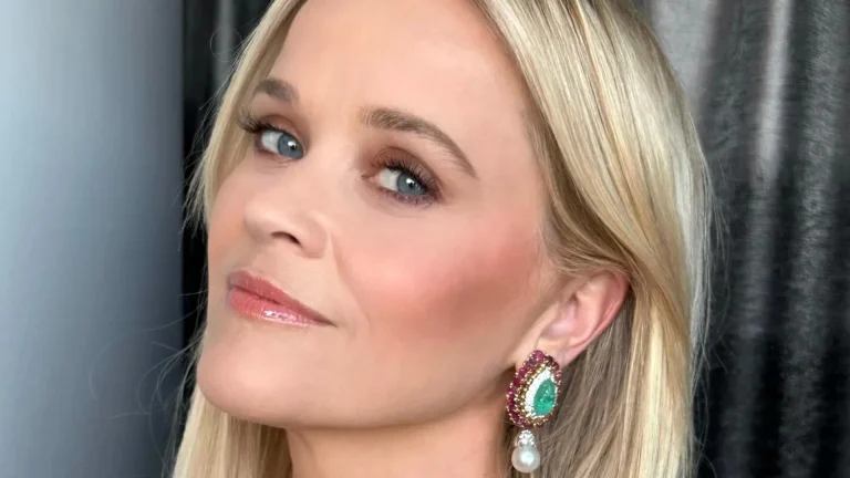 Reese Witherspoon célèbre ses 50 ans en robe scintillante à franges