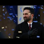 Premier maire musulman de New York prête serment sur le Coran