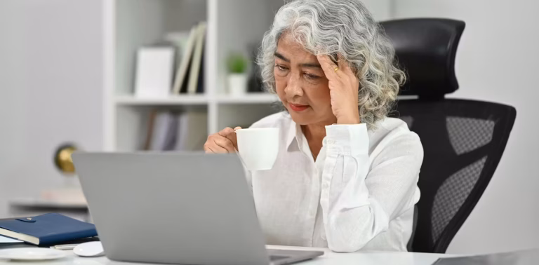 Retraite repoussée : impact de la qualité de l'emploi sur la santé mentale des seniors