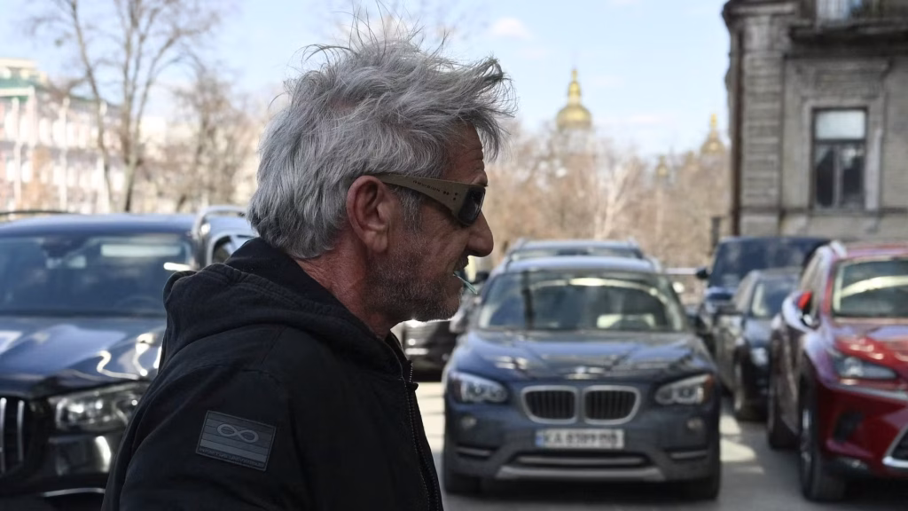 Sean Penn reçoit un Oscar fait maison lors de son séjour en Ukraine