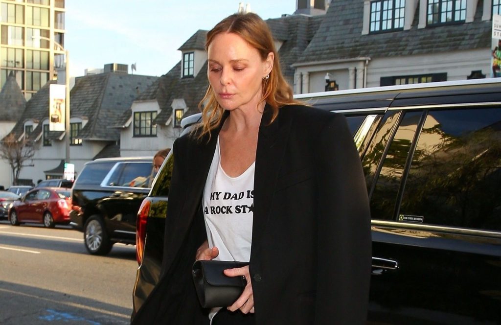Stella McCartney honore son père Paul McCartney avec un t-shirt à message