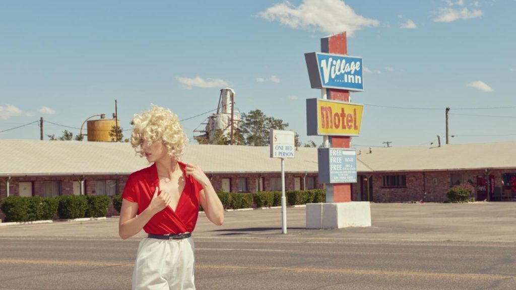 Kourtney Roy explore le concept du « All inclusive » sur le pont des Arts
