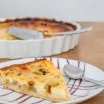 Tarte à la rhubarbe traditionnelle la recette façon grand-mère simple et facile