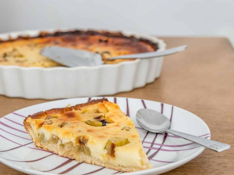 Tarte à la rhubarbe traditionnelle la recette façon grand-mère simple et facile