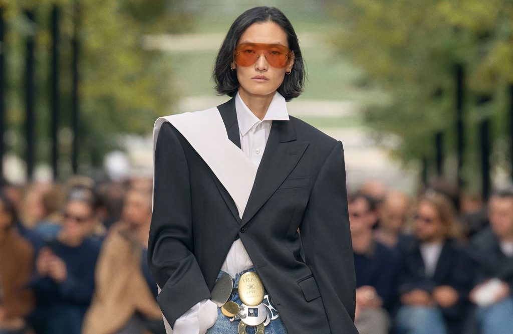 Tongs en cuir, sac vert et ceinture pochette : les accessoires tendance du printemps 2026