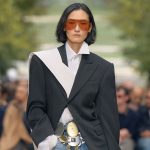 Tongs en cuir, sac vert et ceinture pochette : les accessoires tendance du printemps 2026