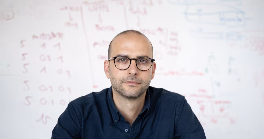 Un généticien français transforme les thérapies cellulaires pour lutter contre le cancer.