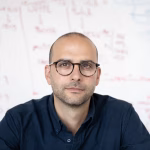 Un généticien français transforme les thérapies cellulaires pour lutter contre le cancer.