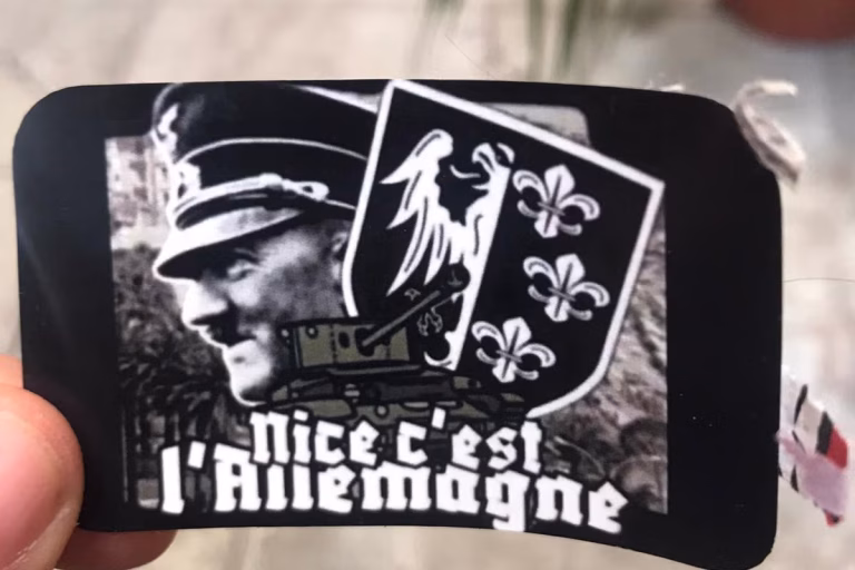 Un sticker néonazi d'Hitler avec l'inscription « Nice c’est l’Allemagne » trouvé à Vieux-Nice