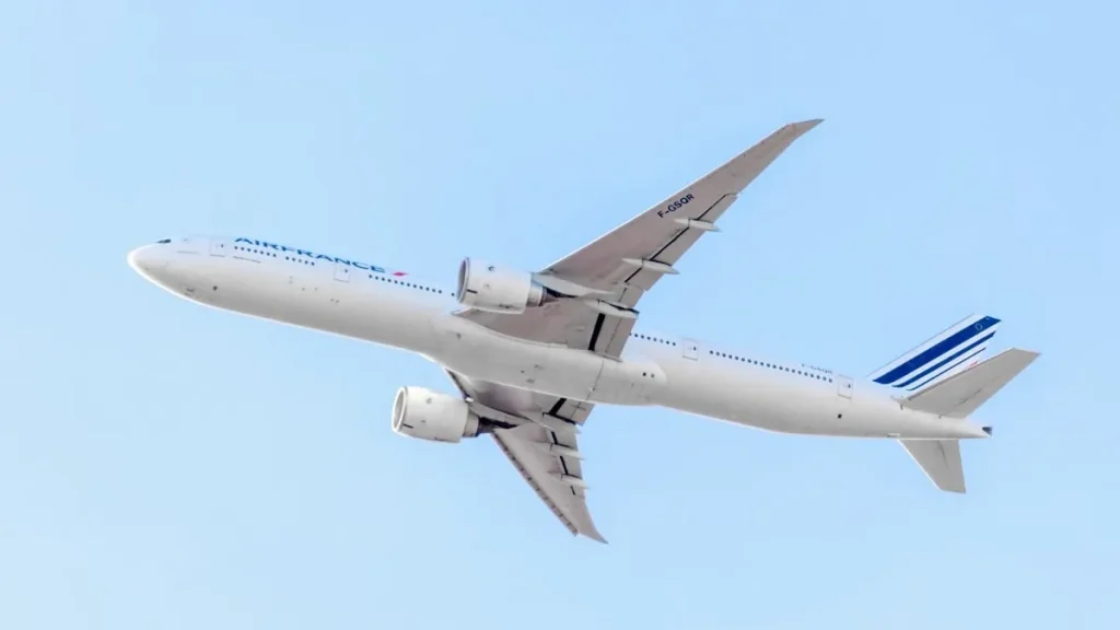 Un vol Air France affrété par Paris pour les Émirats fait demi-tour du fait de tirs "dans la zone"