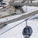 Une rafale de vent déporte la télécabine contre un pylône, entraînant son décrochage | RTS