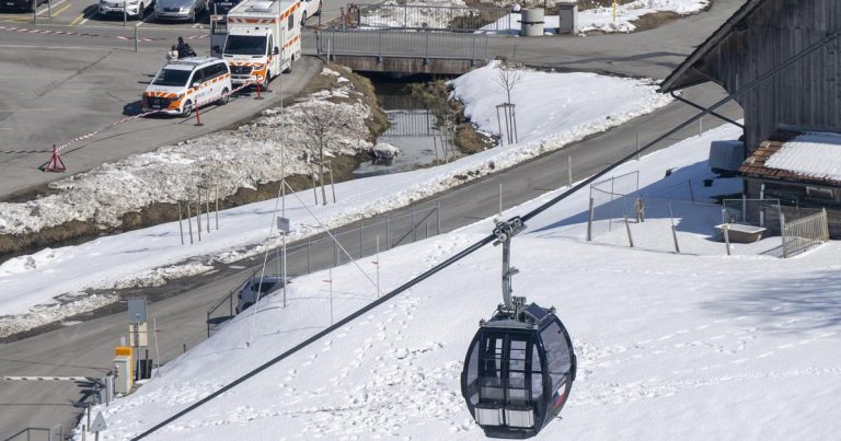 Une rafale de vent déporte la télécabine contre un pylône, entraînant son décrochage | RTS