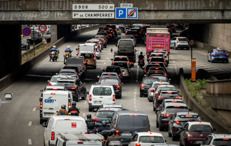 Opération escargot des camions et autocars sur le périphérique parisien face à la hausse du carburant