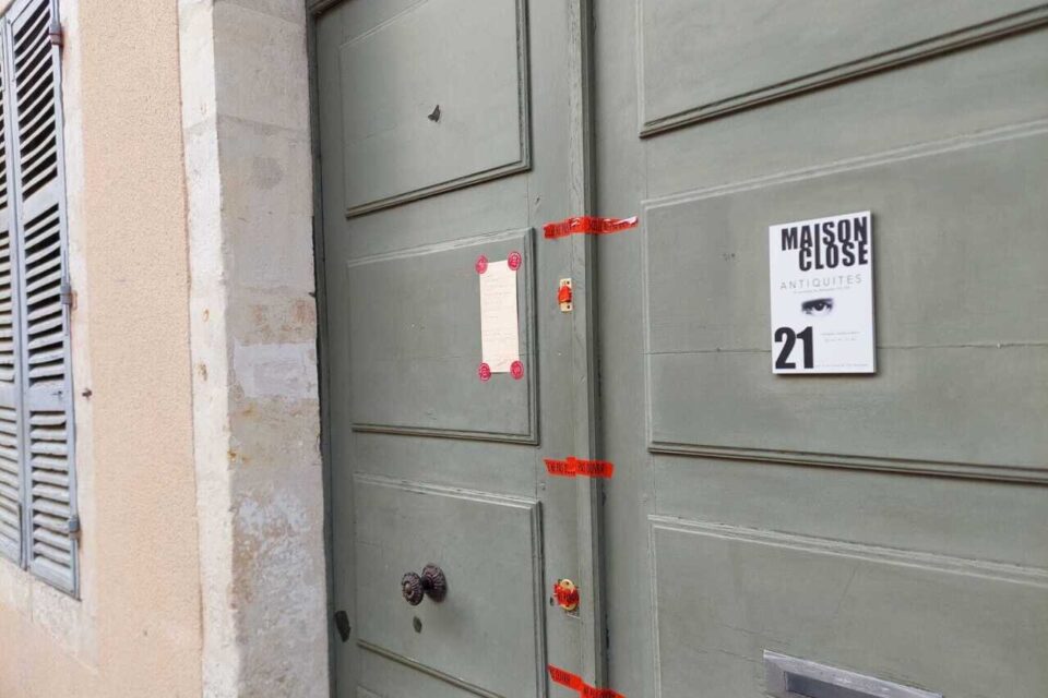 Des scellés ont été posés devant la porte du 21 rue Ville Close.