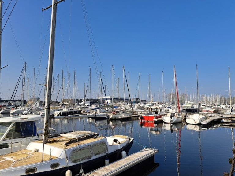 Un conducteur décède après qu'une voiture en feu ait plongé dans le port de Ouistreham