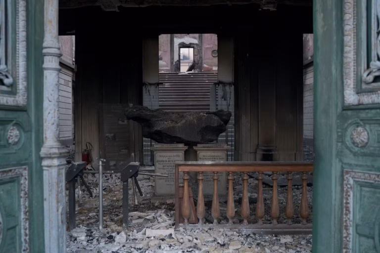 À Rio, une archéologue redonne vie aux trésors du Musée national grâce à sa mémoire et son crayon