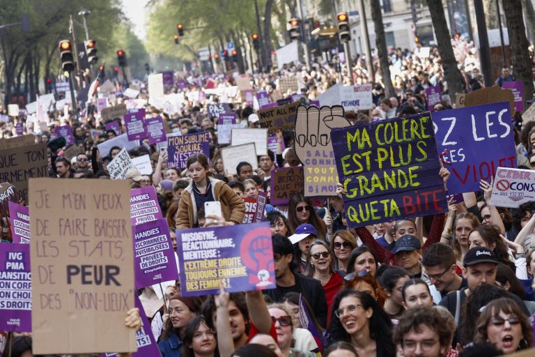 8 mars : les féministes ont donné de la voix à Paris, avec Gisèle Pélicot | Citoyens.com