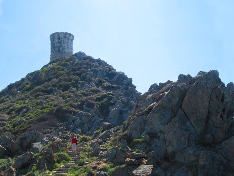 En Corse, la tour génoise du golfe d'Ajaccio a été construite pour lutter contre la piraterie