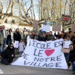 Mobilisation des parents d'élèves contre la fermeture de l'école d'Albaron à Arles