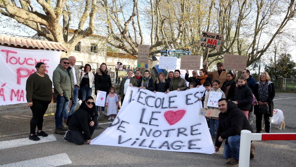 Mobilisation des parents d'élèves contre la fermeture de l'école d'Albaron à Arles