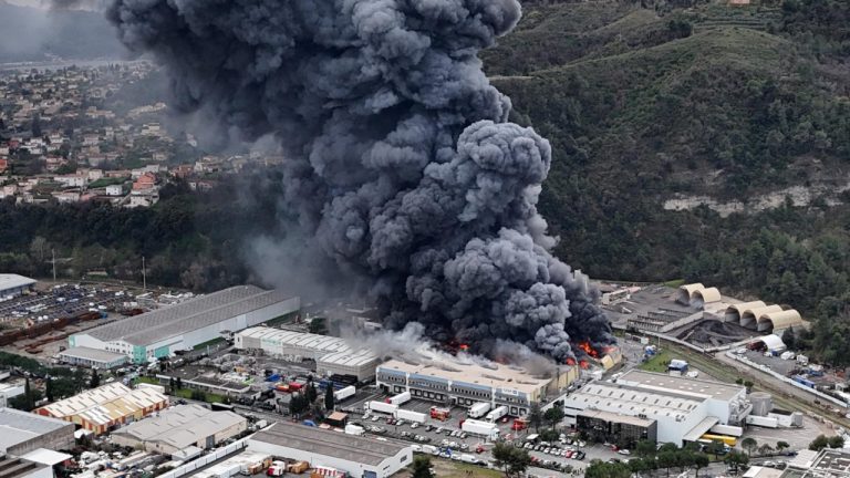 Alpes-Maritimes : l'État impose des mesures à l'exploitant après l'incendie d'un entrepôt à Carros