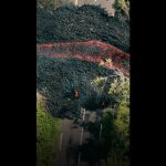 Eruption du Piton de la Fournaise : la lave coupe une route en deux