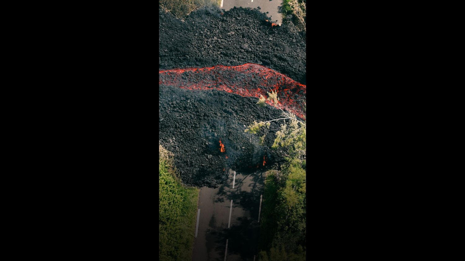 Éruption du Piton de la Fournaise : la lave sectionne une route en deux