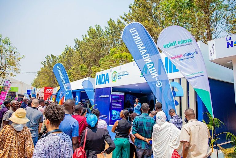 Nouvelle carte d'identité électronique (e-ID) obligatoire pour tous les résidents au Rwanda.