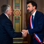 Municipales : Jean-Michel Aulas remet l'écharpe de maire à Grégory Doucet à Lyon