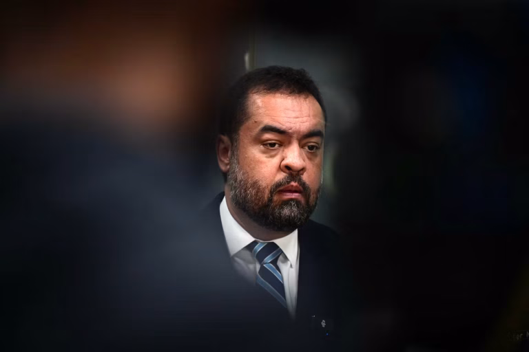 Claudio Castro, gouverneur du Rio de Janeiro, condamné pour malversations au Brésil